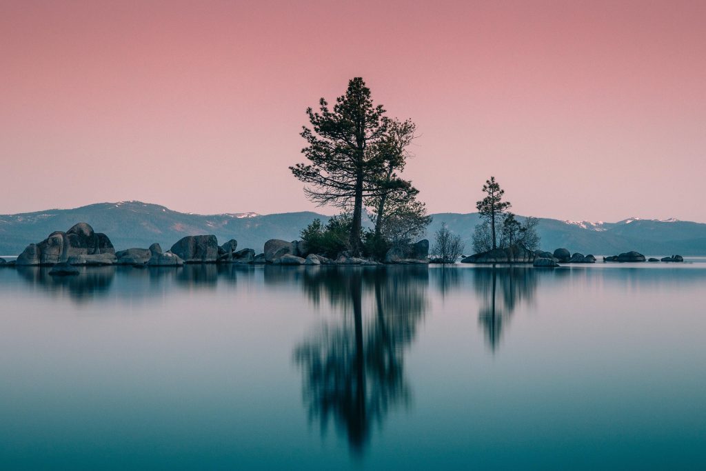 Lago tranquilo con reflejos suaves