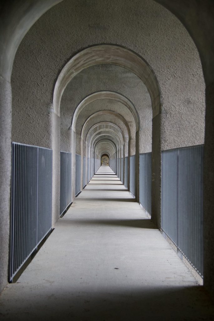 Pasillo con arcos simétricos