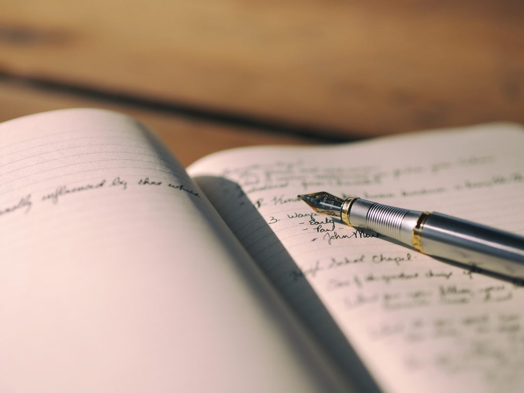 Pluma sobre cuaderno abierto