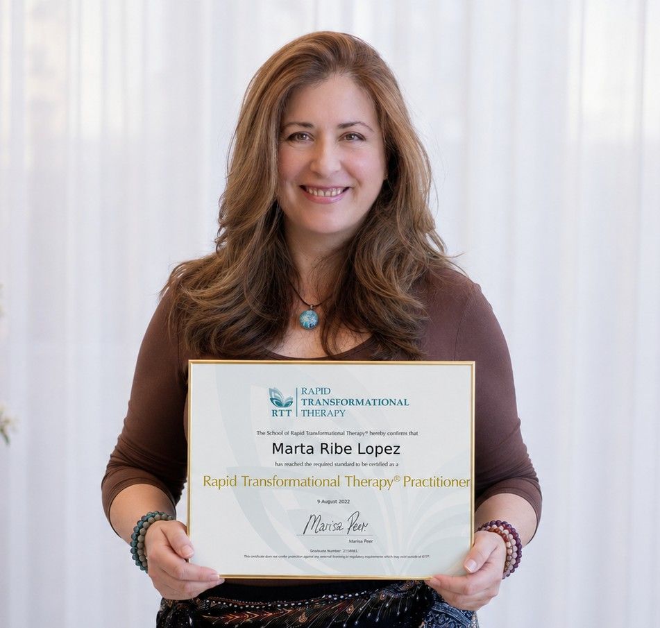 Mujer sosteniendo un certificado